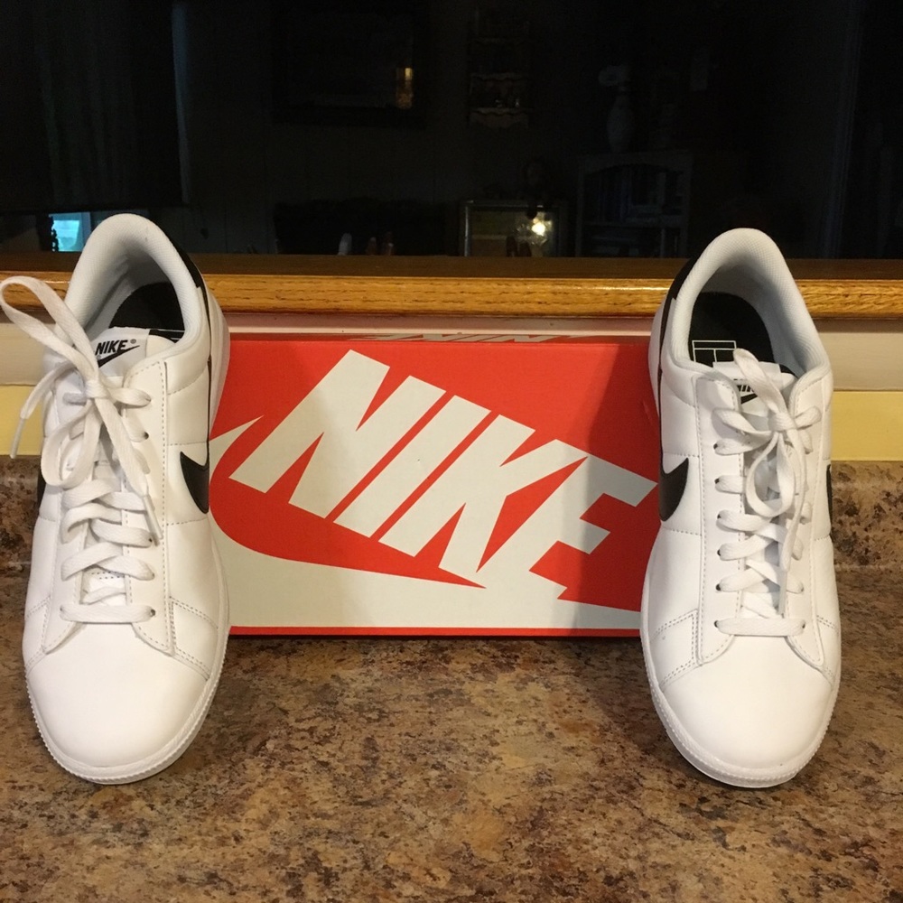 NIB Men’s Nike Court Classic Sneakers Sz 8